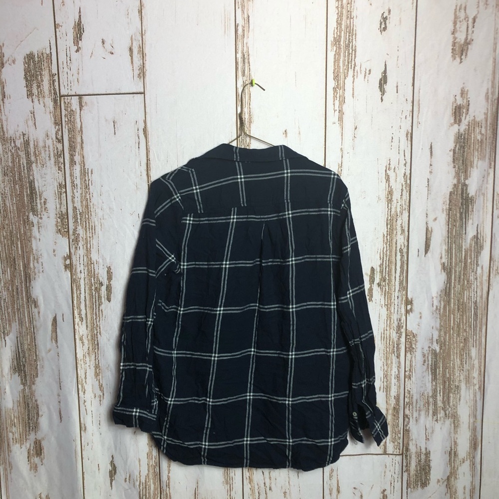 Button down - Picture 2 of 3
